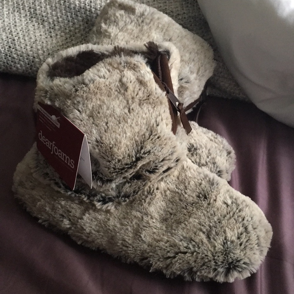 Nwt Dearfoam faux fur slippers